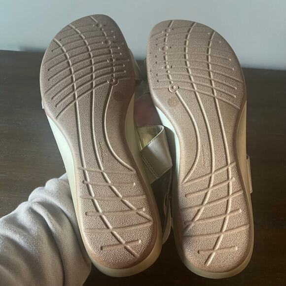 Easy Spirit Woman’s Hazel Leather Embellished Flat Metallic Sandals- Size 12W - Picture 10 of 13